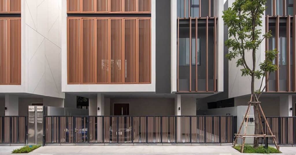 ระแนงอลูมิเนียม ลายไม้ vs ไม้จริง แบบไหนดีกว่า? เปรียบเทียบข้อดี – ข้อเสียก่อนตัดสินใจ