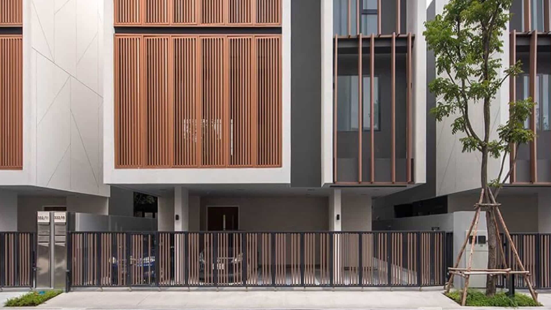 ระแนงอลูมิเนียม ลายไม้ vs ไม้จริง แบบไหนดีกว่า? เปรียบเทียบข้อดี – ข้อเสียก่อนตัดสินใจ