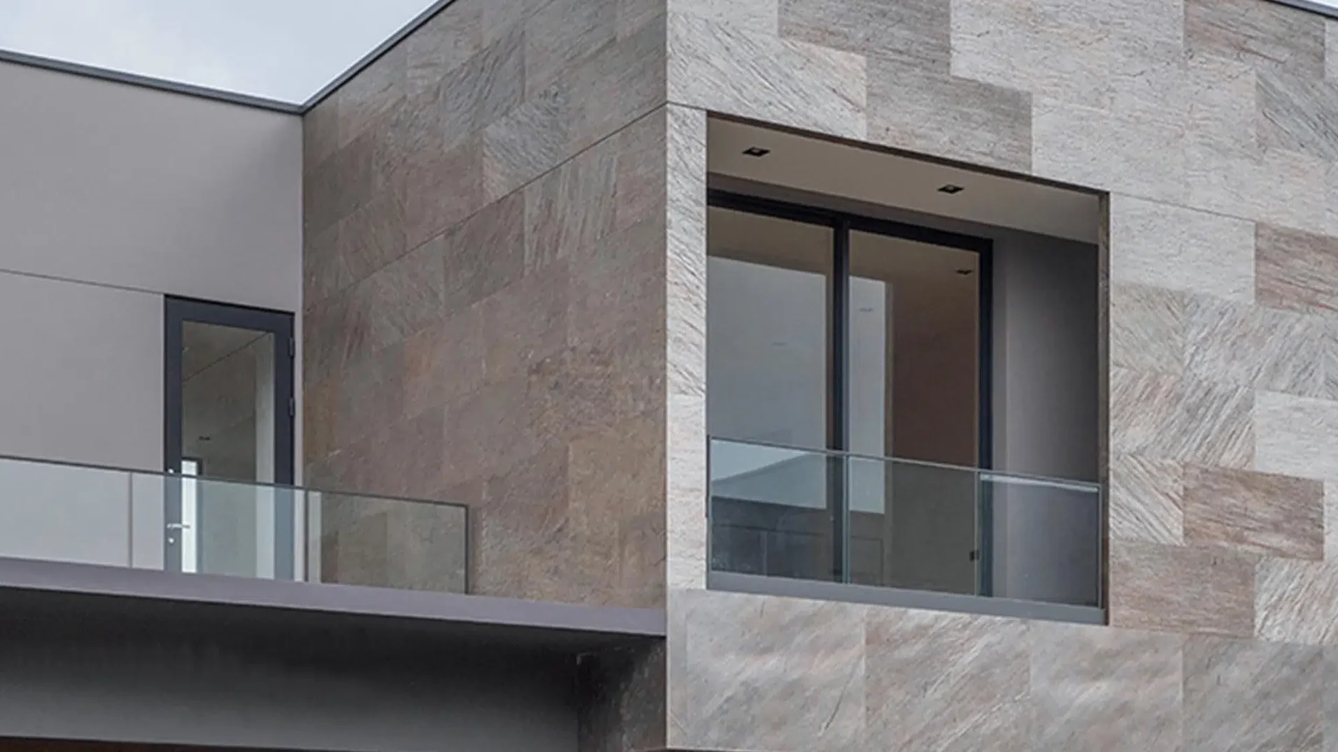 ราวกันตกระเบียง แบบไหนเข้ากับบ้านคุณ? สไตล์ Minimal / Modern / Loft เลือกยังไงให้คุ้ม
