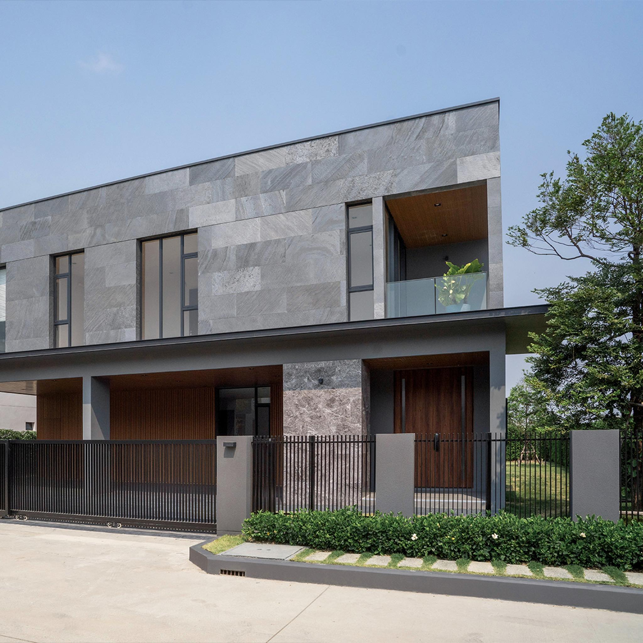 ราวกันตกระเบียง แบบไหนเข้ากับบ้านคุณ? สไตล์ Minimal / Modern / Loft เลือกยังไงให้คุ้ม